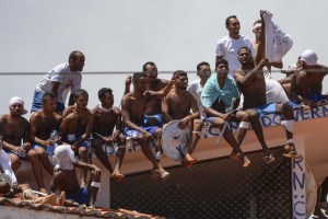 Presos ocupan tejado de prisión de Brasil tras masacre que dejó 26 muertos