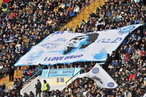 Maradona revive por una noche los recuerdos del “Scudetto” en Nápoles
