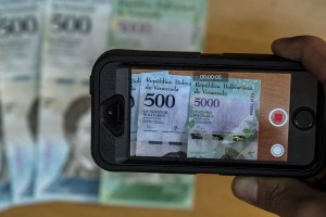 Por qué Venezuela recurre a una empresa de EEUU para imprimir sus billetes