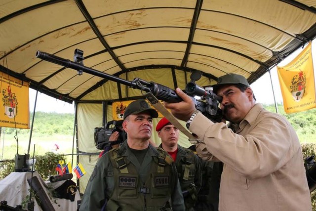 El presidente venezolano Nicolas Maduro participa de ejercicios militares en Charallave. 14 de enero de 2017. Con el dedo en el gatillo y usando un sombrero verde oliva, el presidente de Venezuela Nicolás Maduro supervisó el sábado frente a las cámaras de televisión un despliegue de ejercicios militares que buscan preparar al país para un posible ataque "imperialista". Palacio de Miraflores/via REUTERS. ATENCIÓN EDITORES - SOLO PARA USO EDITORIAL. NO ESTÁ A LA VENTA Y NO SE PUEDE USAR EN CAMPAÑAS PUBLICITARIAS. ESTA IMAGEN HA SIDO ENTREGADA POR UN TERCERO Y SE DISTRIBUYE COMO UN SERVICIO A LOS CLIENTES.