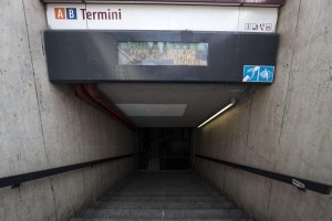 Suspenden servicio en metro de Roma y desalojan escuelas tras sismos