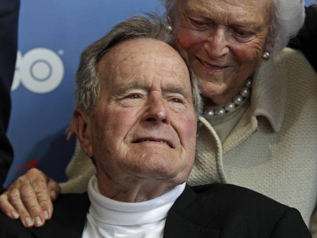 Bush padre deja la unidad de cuidados intensivos y su mujer es dada de alta