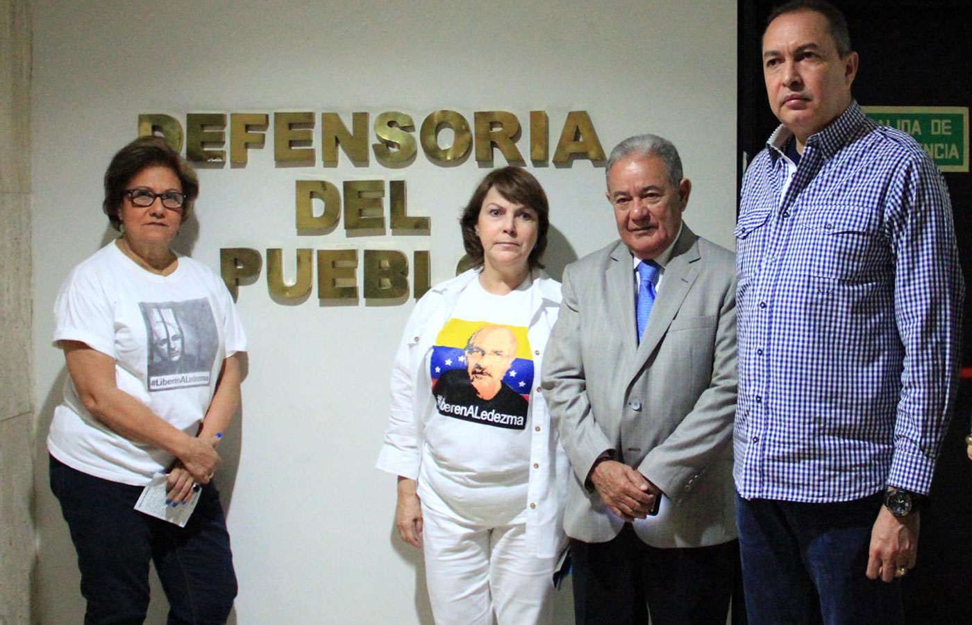 Entregan documento en Defensoría y Fiscalía para exigir libertad de Ledezma