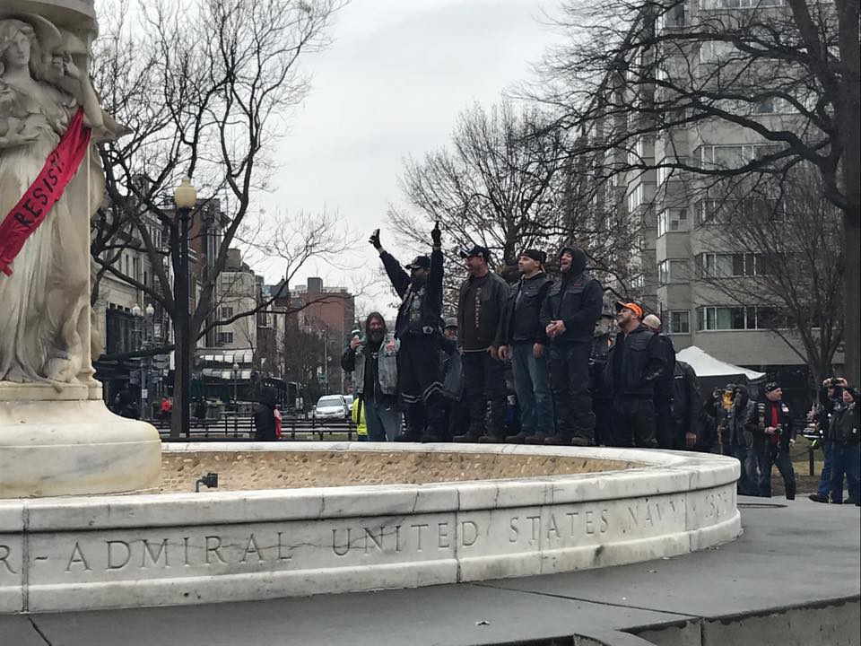 Activistas reparten marihuana gratis en protesta contra Trump en Washington