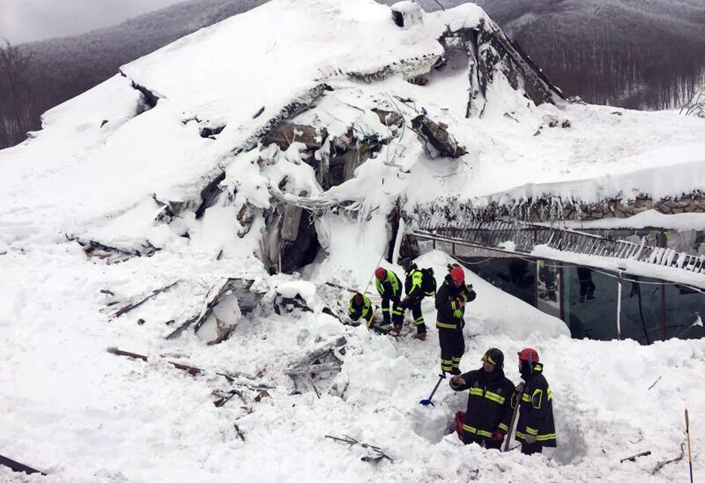 Rescate en hotel italiano avanza despacio ante peligrosidad del terreno