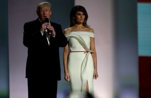 Melania Trump se luce con un vestido de Hervé Pierre para su primera gala