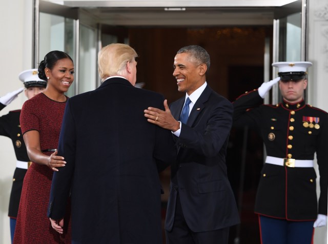 President-elect Donald Trump(C)is greeted by US President Barack Obama and First Lady Michelle Obama(L) as he arrives at the White House in Washington, DC January 20, 2017. / AFP PHOTO / JIM WATSON