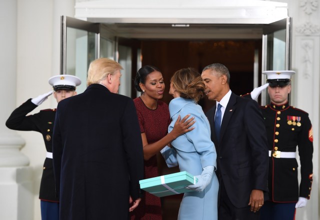 US President Barack Obama(R) and First Lady Michelle Obama(2nd-L) welcome Preisdent-elect Donald Trump(L) and his wife Melania(2nd-R) to the White House in Washington, DC January 20, 2017. / AFP PHOTO / JIM WATSON
