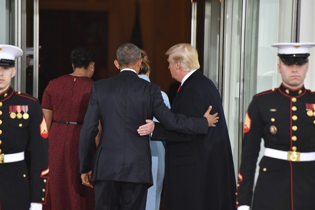 WDC01 WASHINGTON (EEUU) 20/01/2017.- El presidente saliente, Barack Obama (c-i) y el presidente electo, Donald Trump (c-d), y sus respectivas esposas, Michelle (2-i) y Melania, entran a la Casa Blanca para tomar un té protocolario antes de partir todos al Capitolio para la ceremonia de transmisión de mando, en Washington (EE.UU.), hoy, 20 de enero de 2017. Trump, acompañado por el vicepresidente electo, Mike Pence, y la esposa de este, Karen, acudió a la Casa Blanca para reunirse con Barack y Michelle Obama tras asistir a un servicio religioso en una iglesia frente a la residencia presidencial. EFE/KEVIN DIETSCH / POOL