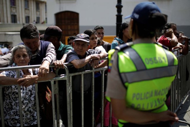 People wait to apply for a card that will register them for government social programmes, in Caracas, Venezuela January 20, 2017. REUTERS/Marco Bello