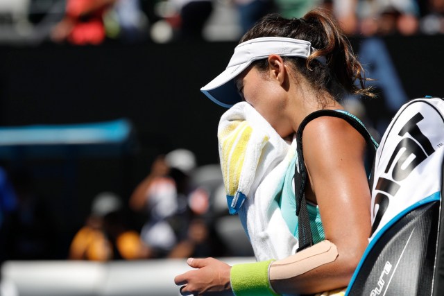 MLB102- MELBOURNE (AUSTRALIA), 23/1/2017.-La española Garbine Muguruza reacciona luego de ser vencida por la estadounidense Coco Vandeweghe hoy, martes 24 de enero de 2017, durante su juego del Abierto de Australia en Melbourne (Australia). EFE/MADE NAGI