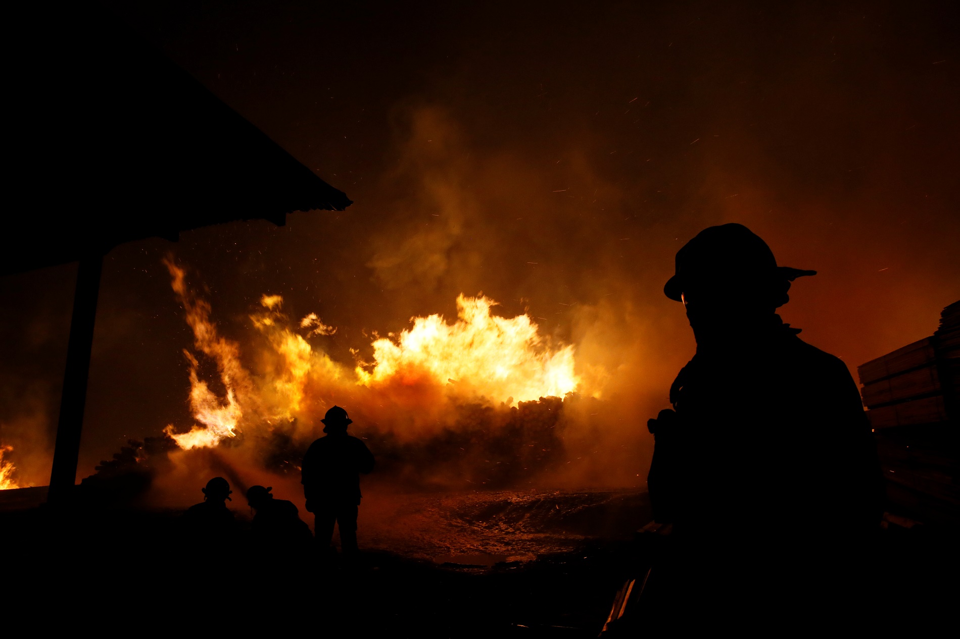 Sacudirse las cenizas y volver a empezar, la misión del pueblo arrasado por llamas en Chile