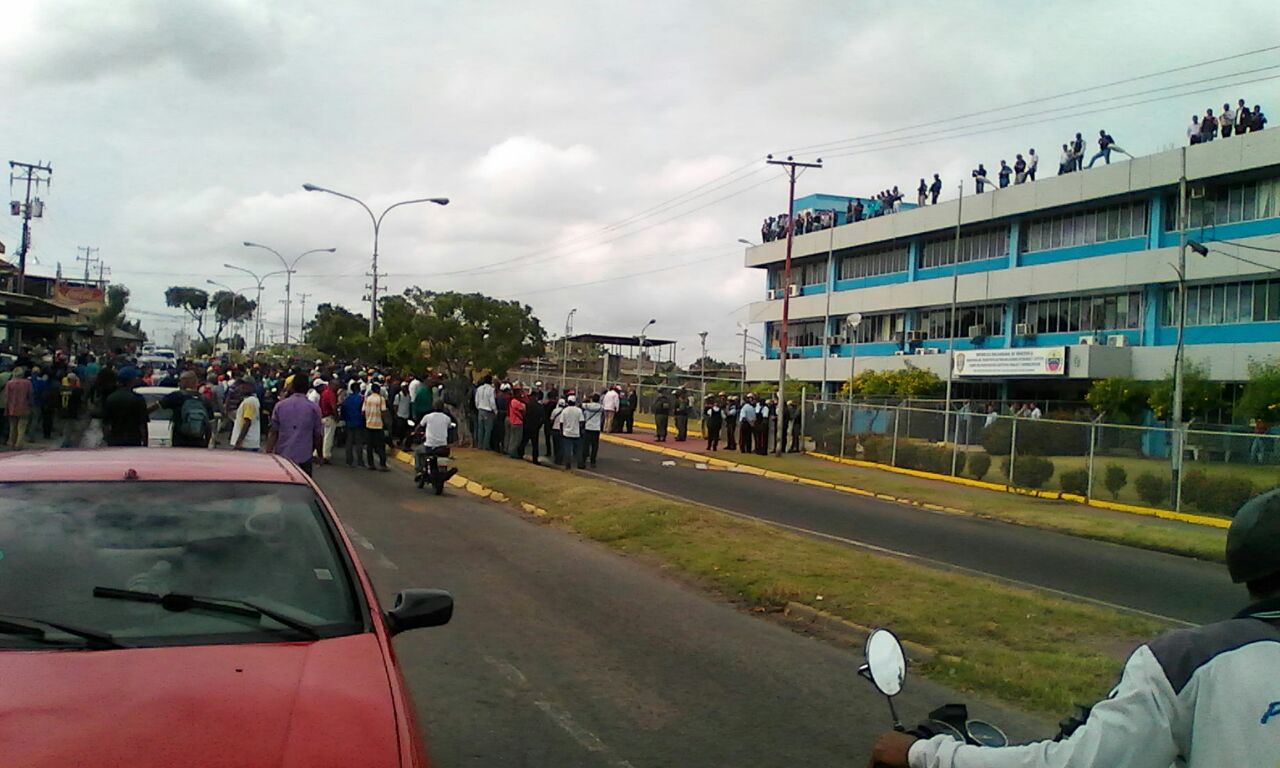 Colectivos protestaron frente al Cicpc en San Félix (Fotos)