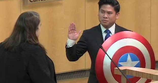 ¡WTF! Este concejal de California juramentó el cargo con el escudo del Capitán América (Video)
