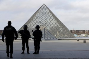 La policía confirma que el atacante del Louvre gritó “Alá es grande”