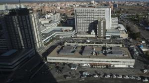 Un hombre se lanzó con su bebé por la ventana de un hospital de Madrid