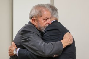 Expresidente Lula vela a su esposa acompañado de ciudadanos e izquierda brasileña