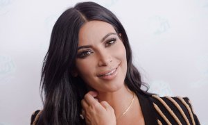 ¡Pa’ moldearla a nalgadas! Kim Kardashian “se bañó” en arcilla para promocionar su nueva fragancia