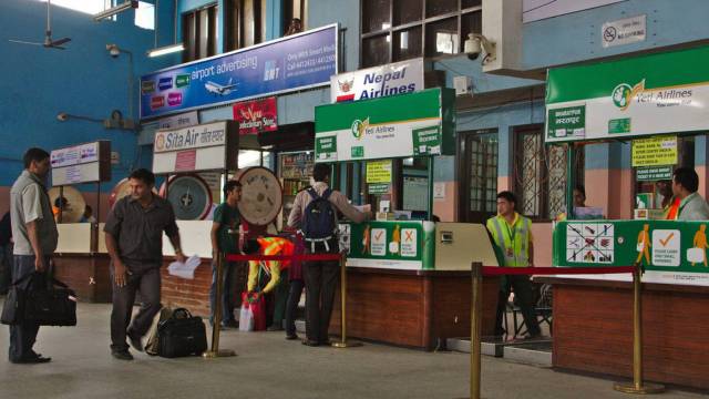Mostradores de facturación de Yeti Airlines en el aeropuerto de Kathmandu A.T.T