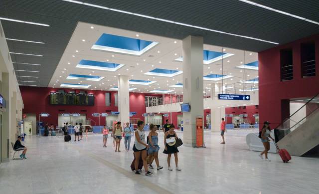 Terminal de salidas del aeropuerto de Chania WEST CRETE