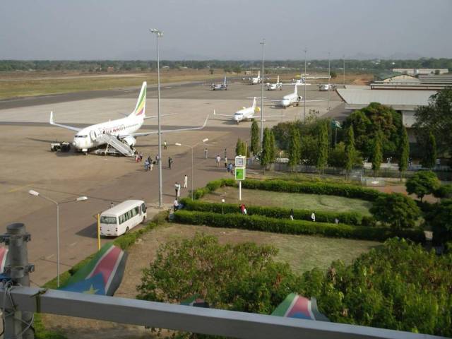 Desembarque de pasajeros en las pistas del aeropuerto de Juba JUBA AIRPORT