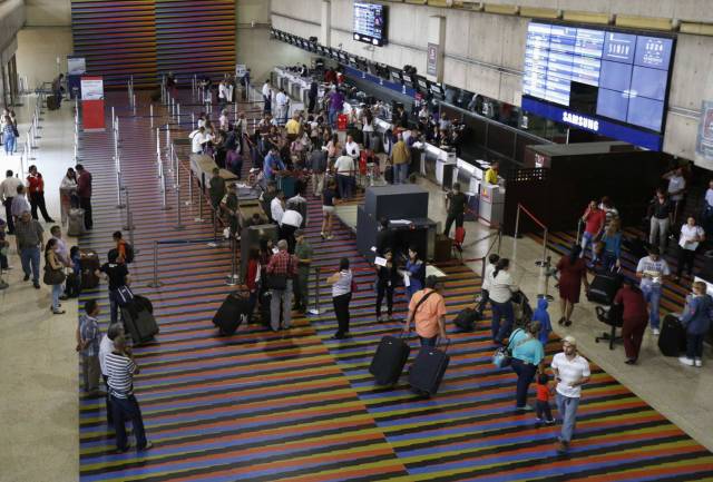 Pasajeros en la zona de facturación del aeropuerto Simón Bolívar GETTY IMAGES