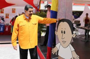 Ahora el “Chávez de cartón” llegó en versión Mini-Me (Fotos + video)