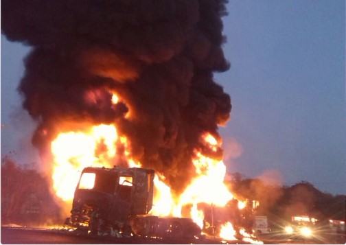 Gandola cargada de diésel se incendió en carretera San Juan de los Morros