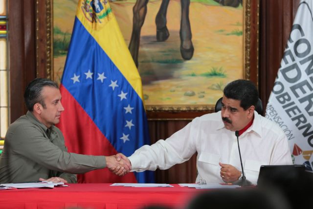 El presidente de Venezuela, Nicolás Maduro, a la derecha, estrecha la mano de Tareck el Aissami, vicepresidente del país, durante un acto el 14 de febrero. Maduro ha desestimado las acusaciones de narcotráfico contra El Aissami y pidió la salida de CNN de Venezuela. (Foto Palacio de Miraflores)
