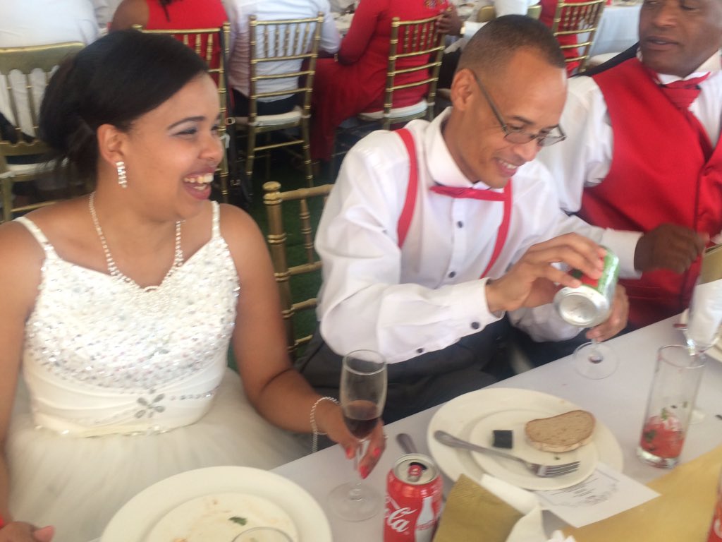 Veinte parejas se casan por San Valentín en la isla en que estuvo preso Mandela