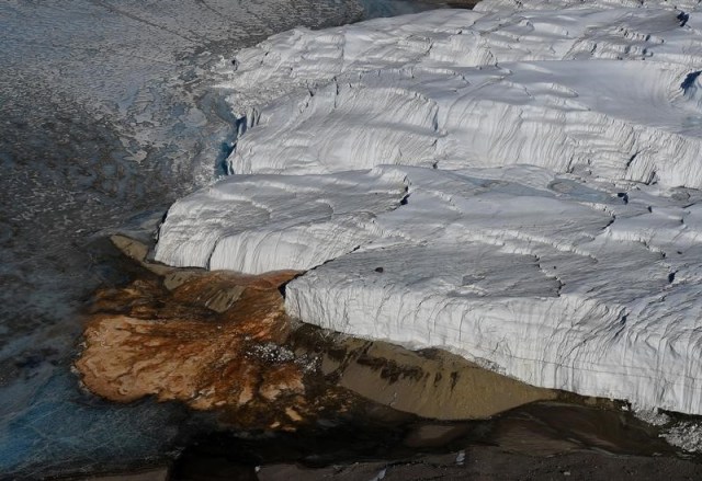 En la imagen, un glaciar antártico, el 11 de noviembre de 2016. El hielo marino en torno a la Antártica se redujo a la menor extensión de la que se tenga registro después de años de resistirse a la tendencia del calentamiento global provocado por el hombre, mostraron el martes datos satelitales de Estados Unidos.REUTERS/Mark Ralston/Pool