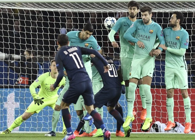 Paris Saint-Germain's Argentinian forward Angel Di Maria (front) hits a free kick and scores during the UEFA Champions League round of 16 first leg football match between Paris Saint-Germain and FC Barcelona on February 14, 2017 at the Parc des Princes stadium in Paris. / AFP PHOTO / PHILIPPE LOPEZ