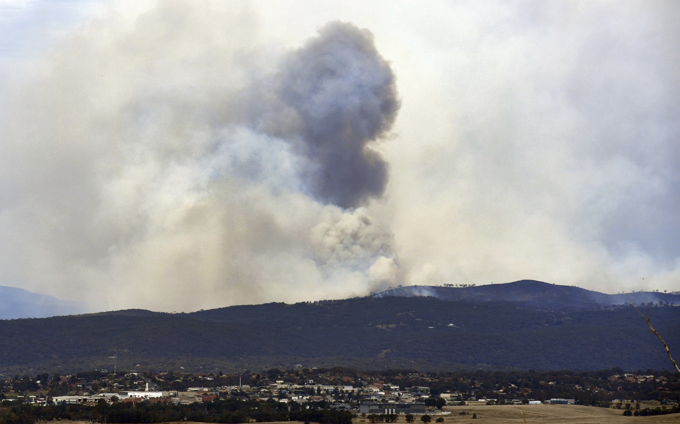 Un herido y 15 casas quemadas en 66 incendios sin control en Australia