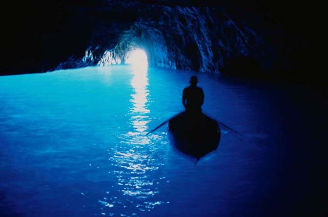 Gruta Azul, Capri, Italia En la costa de la isla italiana de Capri, está la cueva marina iluminada por un brillo azul iridiscente creado por la luz sola que atraviesa la cavidad marina.