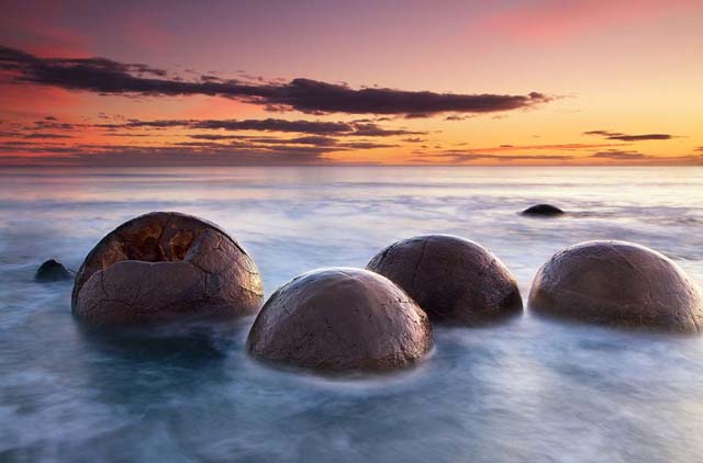 La Koekohe Beach es famosa por sus enormes rocas esféricas que están desperdigadas por toda la costa. Las rocas  se formaron en el lecho marino durante millones de años, juntando sedimentos y minerales, que ayudaron a que tomaran esa particular forma. El diámetro de cada piedra varía entre los 0.5 a los 2.2 metros.