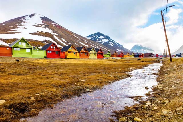 Longyearbyen, Noruega Longyearbyen en Noruega es la ciudad más al norte del mundo y es famosa porque tiene sol a medianoche, que nunca se pone entre el 19 de abril y el 23 de agosto, debido a la ubicación del pueblo en el círculo polar ártico. Y como hay sol, hay sombra, el 25 de octubre se pone el sol y no vuelve a salir por unos cuatro meses.