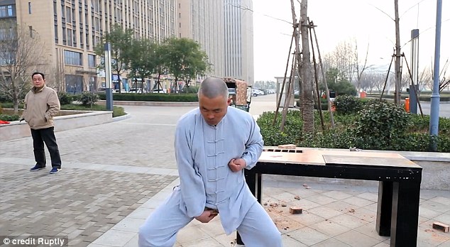 ¡No apto para hombres! … Un chino demuestra lo que significa “tenerlas de acero” (+Video +Ouch)