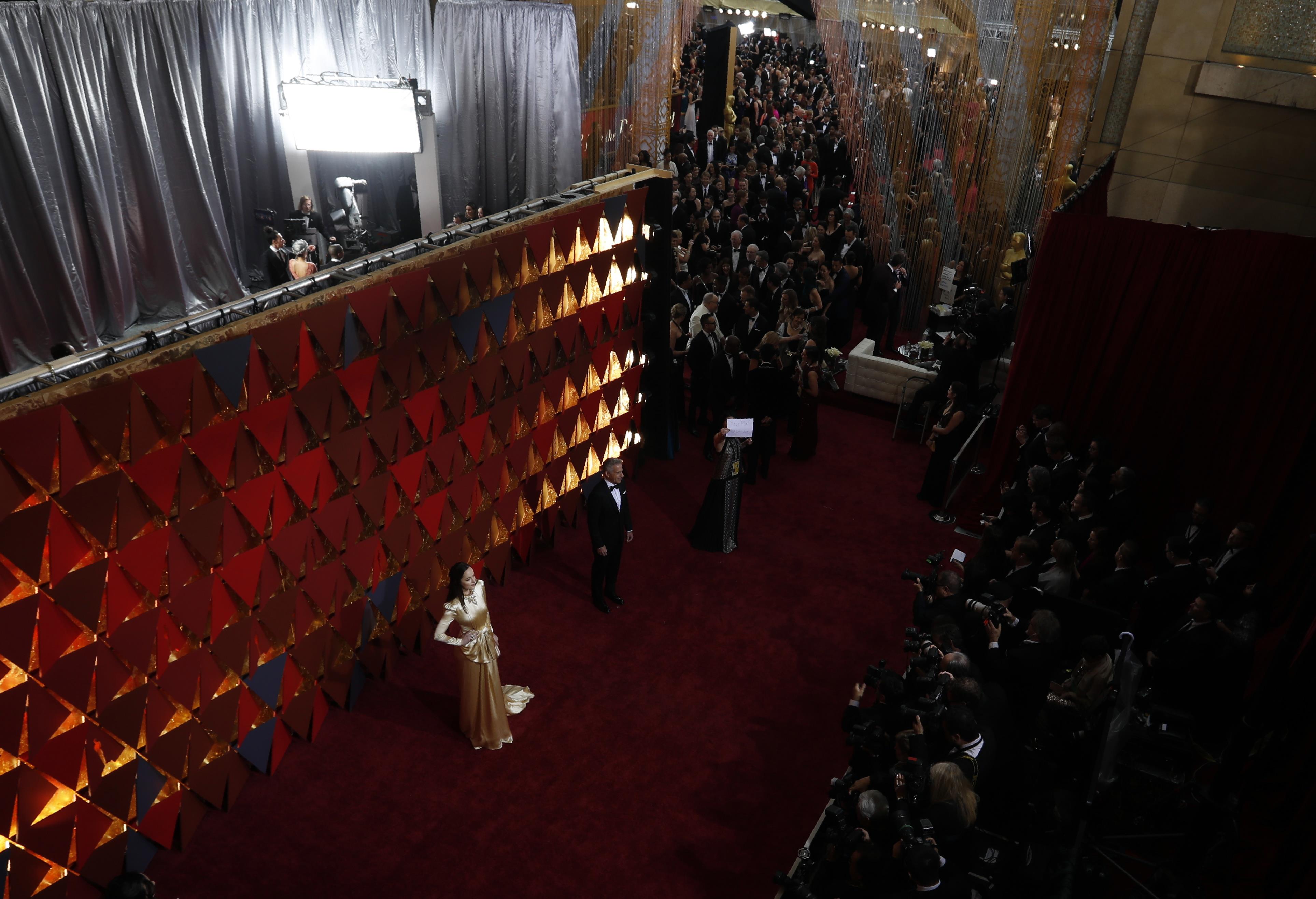 El rojo estrena la alfombra de los Óscar, dominada por el dorado