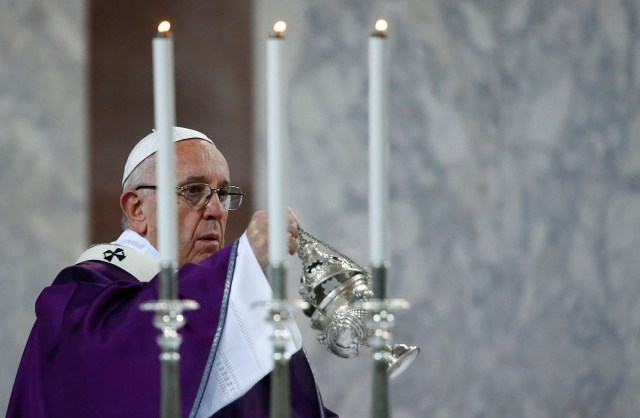 Pope Francis leads the Ash Wednesday mass at Santa Sabina Basilica in Rome, Italy March 1, 2017. REUTERS/Tony Gentile