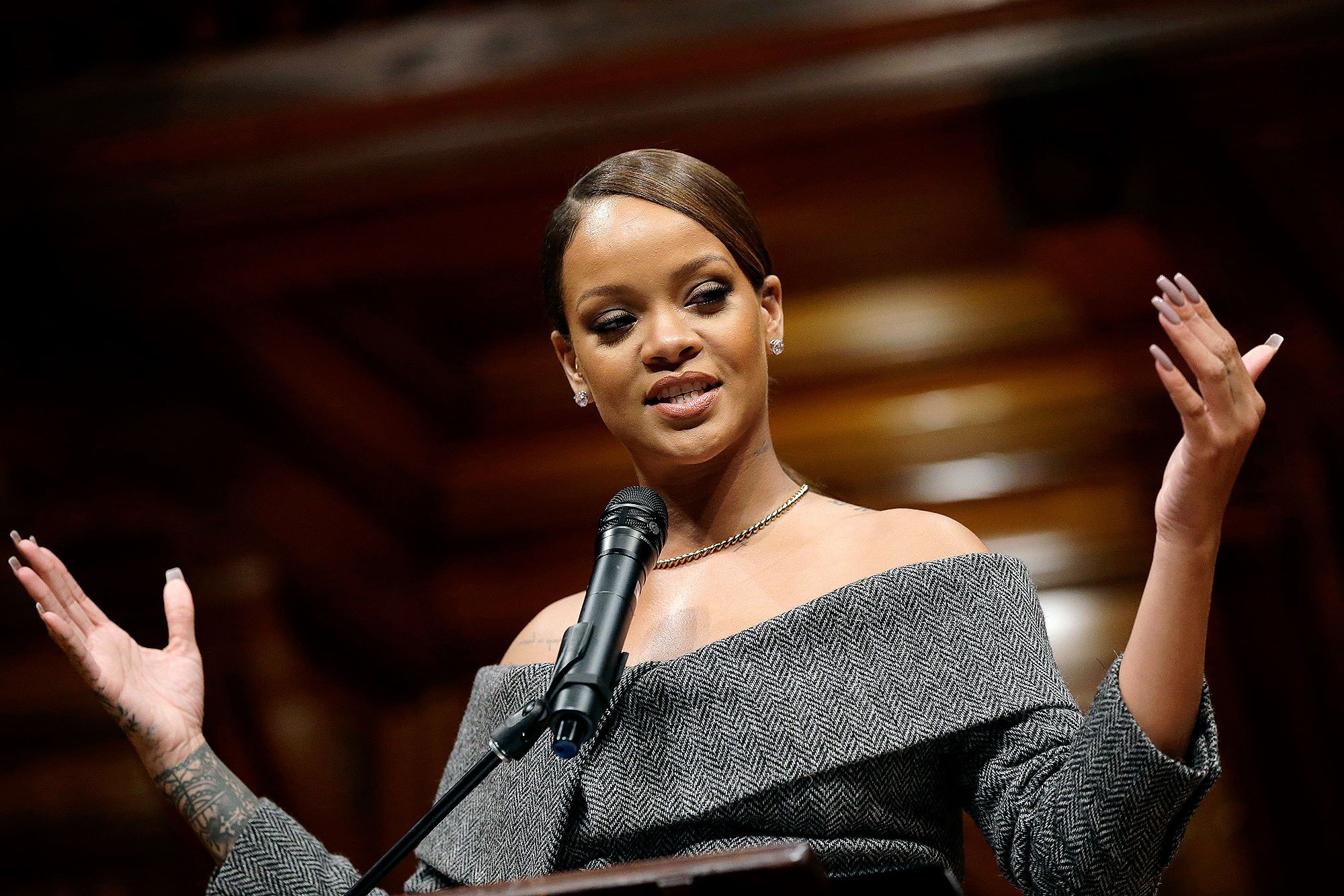 ¡Bravooo! Rihanna POR FIN puso un pie en Harvard … pero para buscar un premio
