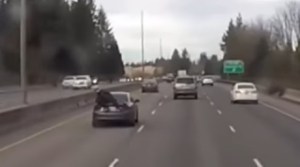 ¿WTF? Motorizado se clava con un carro a alta velocidad y se queda montado en la maleta rodando (VIDEO)