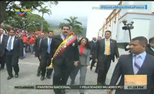 Quítate del medio… La sacudida que Maduro le dio a los de protocolo (video)