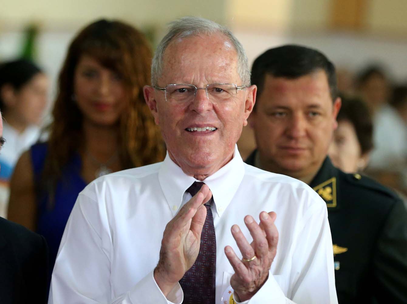 Kuczynski salva su mandato en Perú pero queda debilitado