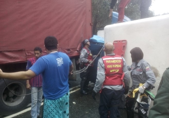 Dos personas rescatadas por accidente múltiple en la bajada de Tazón (Fotos)