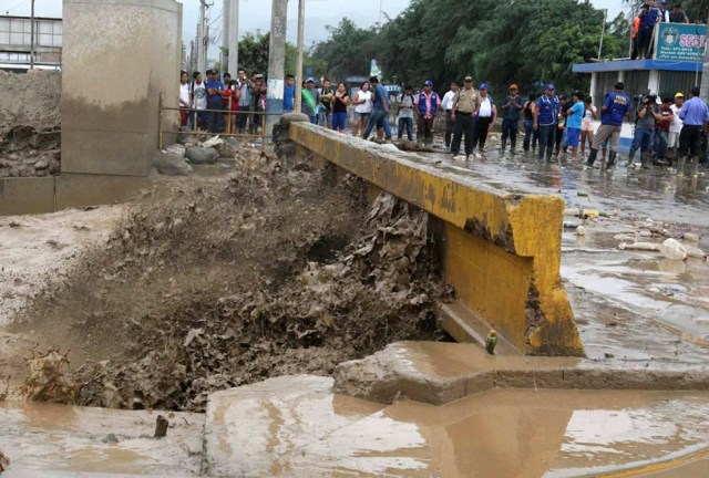 Fotografía cedida por la Agencia Andina que muestra un puente inundado sobre el río Huaycoloro hoy, miércoles 15 de marzo de 2017, en Lima (Perú). Las fuertes lluvias de los últimos días han causado varias inundaciones en el país. EFE/Jhonny Laurente/Cortesía Agencia Andina/SOLO USO EDITORIAL