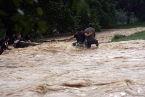 Desespero por cruzar el río a riesgo genera daños a varios vehículos en Táchira