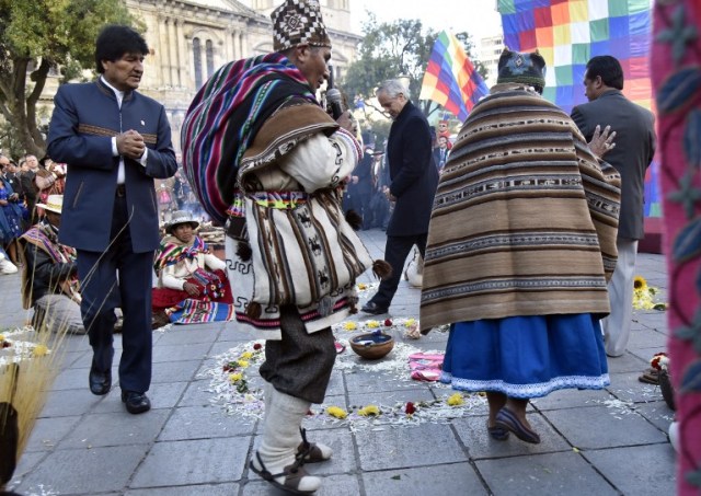Bolivian President Evo Morales (L), Vice-President Alvaro Garcia Linera (C) and the Minister of the Presidency Rene Martinez (R) participate in an Andean ritual performed at a square in La Paz on March 21, 2017 as Morales's government submitted its response to a counter-suit filed by Chile at the International Court of Justice (ICJ), the latest legal wrangling in landlocked Bolivia's long-standing struggle to regain access to the Pacific Ocean. The two countries, currently locked in a bitter border dispute at the ICJ, severed diplomatic ties in 1978 and have a beef dating back to the War of the Pacific in the 19th century, when Bolivia lost its access to the sea to Chile. / AFP PHOTO / Aizar RALDES