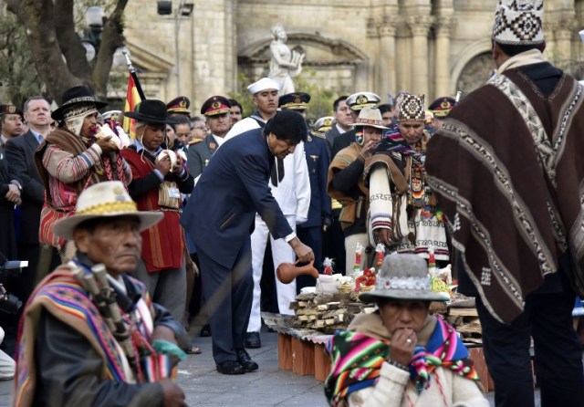 Bolivian President Evo Morales (C) participates in Andean rituals performed at a square in La Paz on March 21, 2017 as Morales's government submitted its response to a counter-suit filed by Chile at the International Court of Justice (ICJ), the latest legal wrangling in landlocked Bolivia's long-standing struggle to regain access to the Pacific Ocean. The two countries, currently locked in a bitter border dispute at the ICJ, severed diplomatic ties in 1978 and have a beef dating back to the War of the Pacific in the 19th century, when Bolivia lost its access to the sea to Chile. / AFP PHOTO / Aizar RALDES
