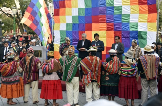 Bolivian President Evo Morales (C), Vice-President Alvaro Garcia Linera (L) and the Minister of the Presidency Rene Martinez take part in an Andean ritual performed at a square in La Paz on March 21, 2017 as Morales's government submitted its response to a counter-suit filed by Chile at the International Court of Justice (ICJ), the latest legal wrangling in landlocked Bolivia's long-standing struggle to regain access to the Pacific Ocean. The two countries, currently locked in a bitter border dispute at the ICJ, severed diplomatic ties in 1978 and have a beef dating back to the War of the Pacific in the 19th century, when Bolivia lost its access to the sea to Chile. / AFP PHOTO / Aizar RALDES