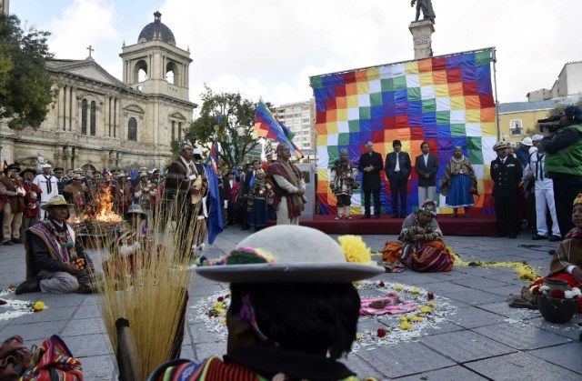 Bolivian President Evo Morales (C on stage), Vice-President Alvaro Garcia Linera (L) and the Minister of the Presidency Rene Martinez attend Andean rituals performed at a square in La Paz on March 21, 2017 as Morales's government submitted its response to a counter-suit filed by Chile at the International Court of Justice (ICJ), the latest legal wrangling in landlocked Bolivia's long-standing struggle to regain access to the Pacific Ocean. The two countries, currently locked in a bitter border dispute at the ICJ, severed diplomatic ties in 1978 and have a beef dating back to the War of the Pacific in the 19th century, when Bolivia lost its access to the sea to Chile. / AFP PHOTO / Aizar RALDES